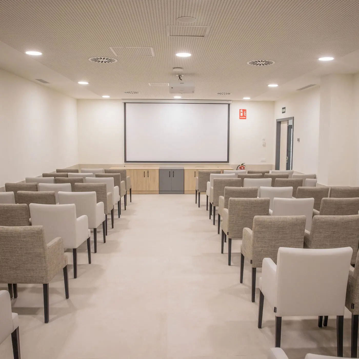 Sala de proyecciones en la residencia Neurocare Home Tomares